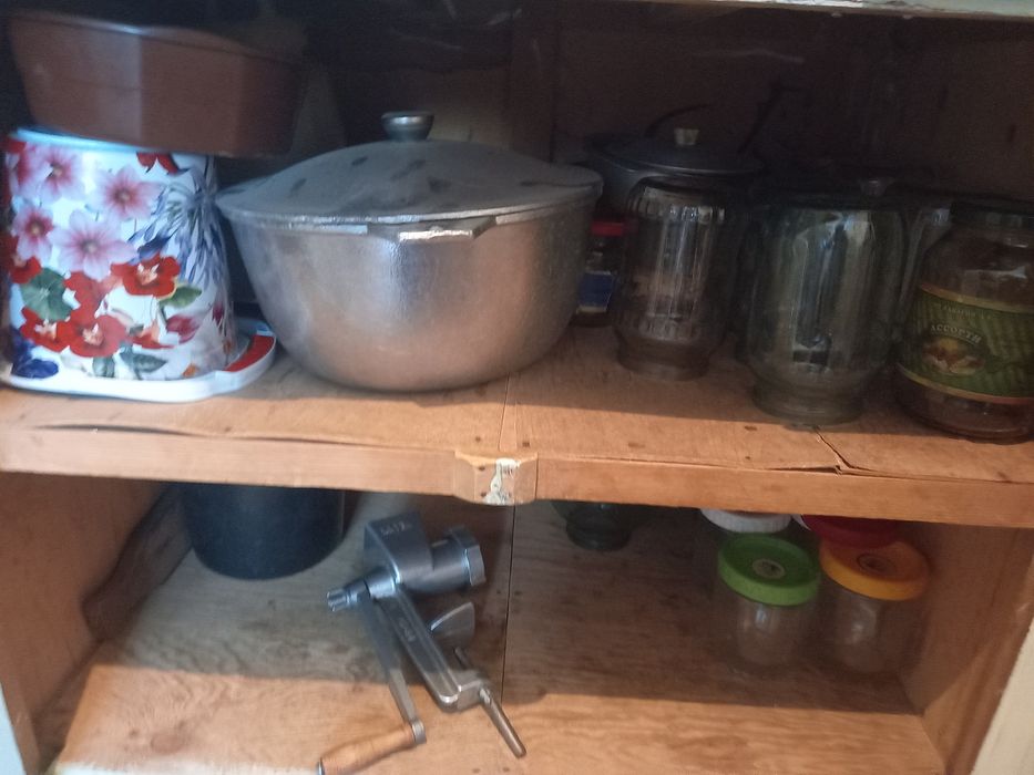 Продаётся кухонный стол, в рабочем состоянии. Размеры 1,2 × 0,7.