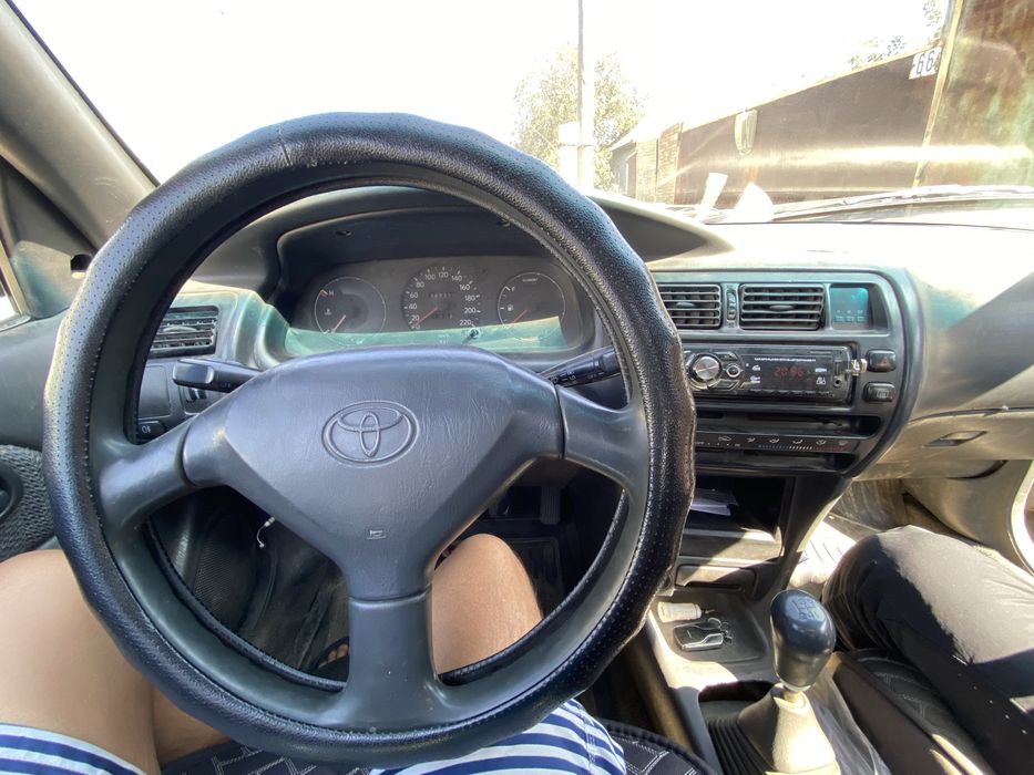 Машина Toyota corolla