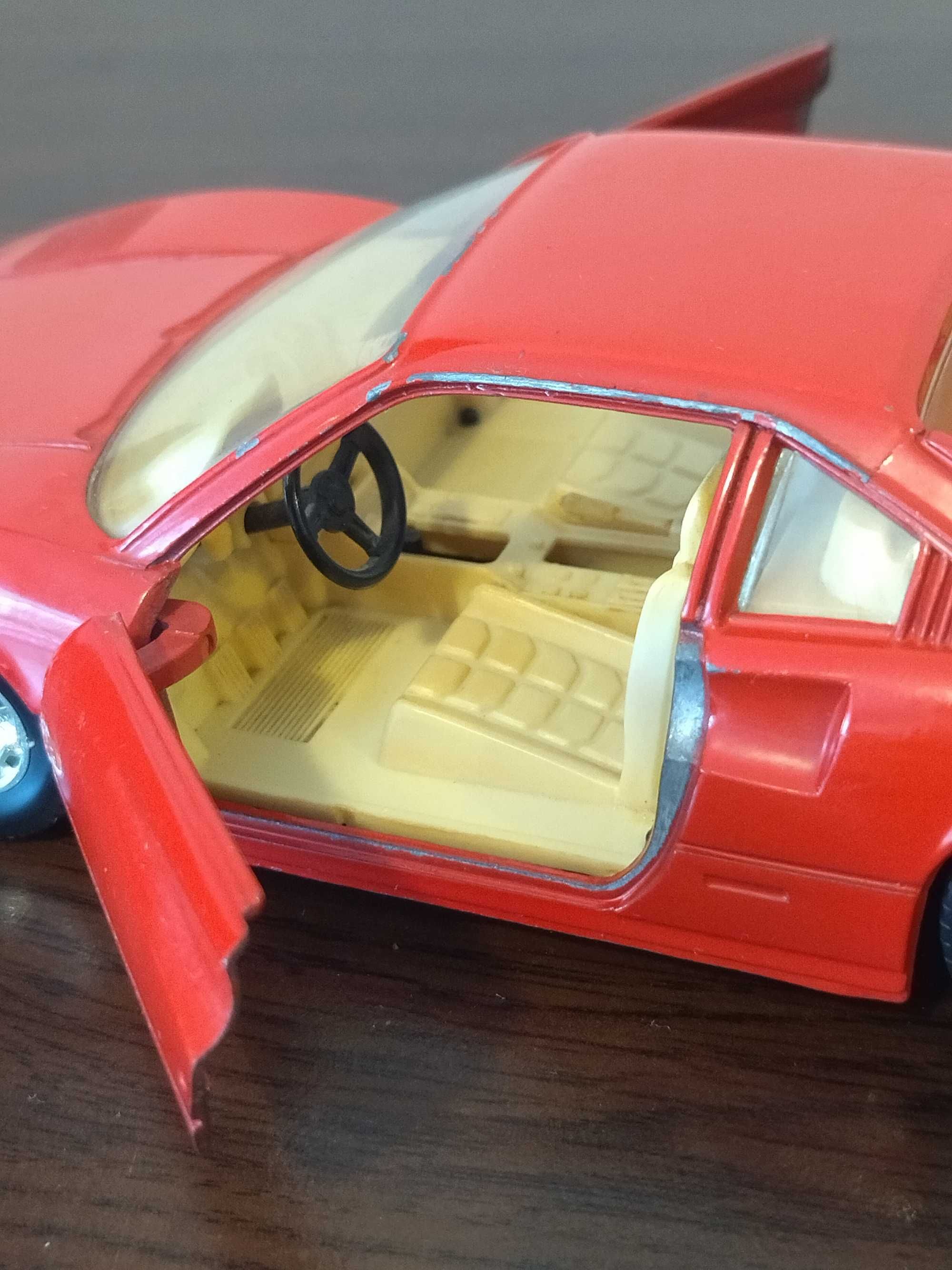 Продавам количка(метална) Bburago Ferrari 308 GTB 1/24