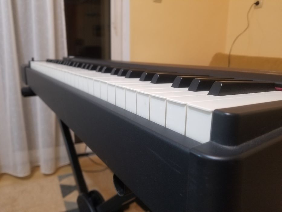 Pian Roland. Clape grele imitație fildeș. 5 octave jumatate