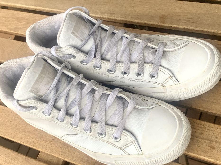 Бели, кожени кецове Converse