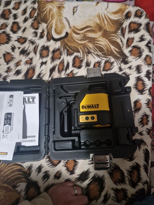 Lasel Dewalt lumina verde