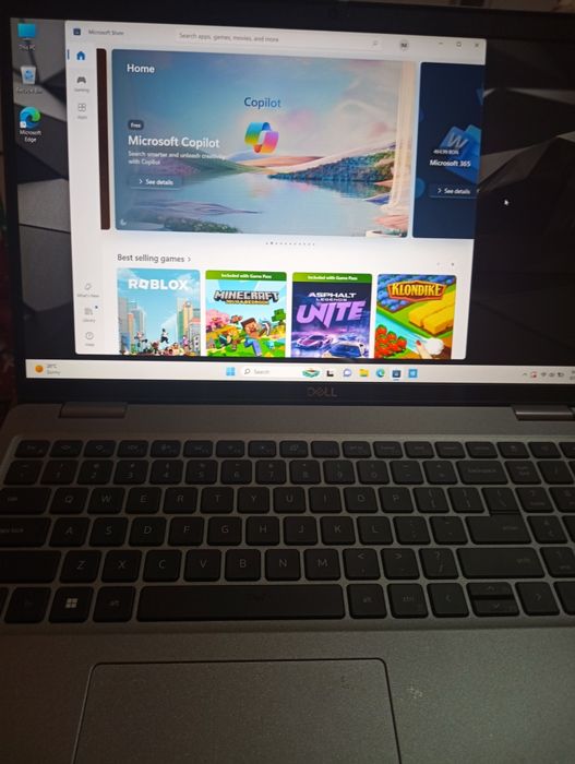 Laptop Dell nou , deschis de câteva ori,  Windows 11 instalat