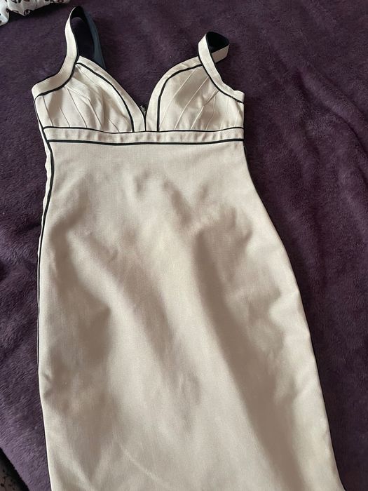 Бандажна бежова рокля