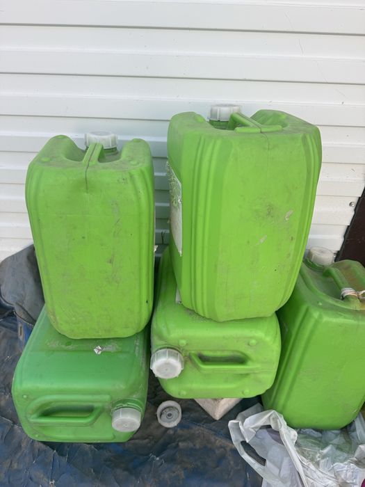 Продам канистры пластиковые 20 л