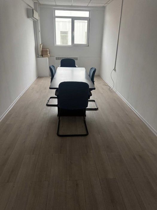 Birou cu patru scaune, ideal pentru acasa sau spatii comerciale