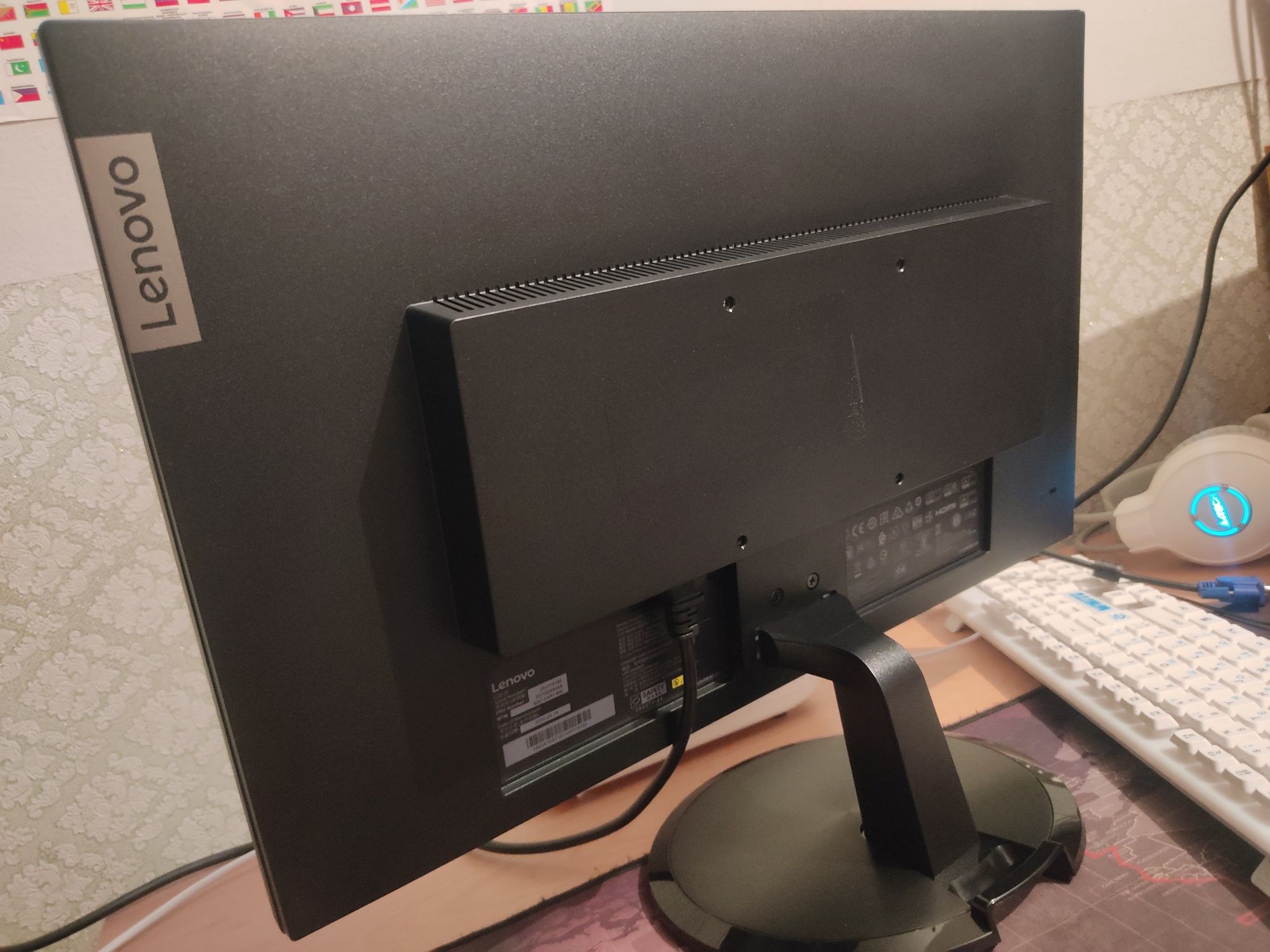 Монитор Lenovo матовый