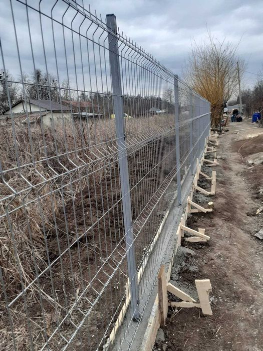 Garduri din plasa, tabla, BCA, sipca metalica si panou stil jaluzele