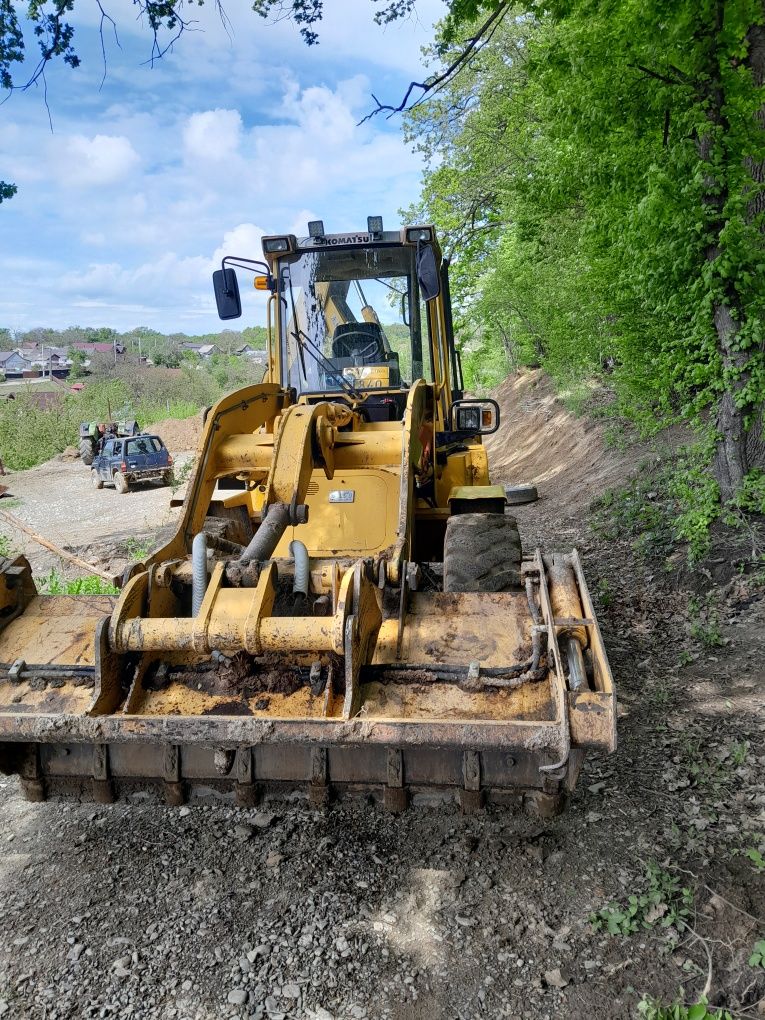 Vând buldoescavator komatsu