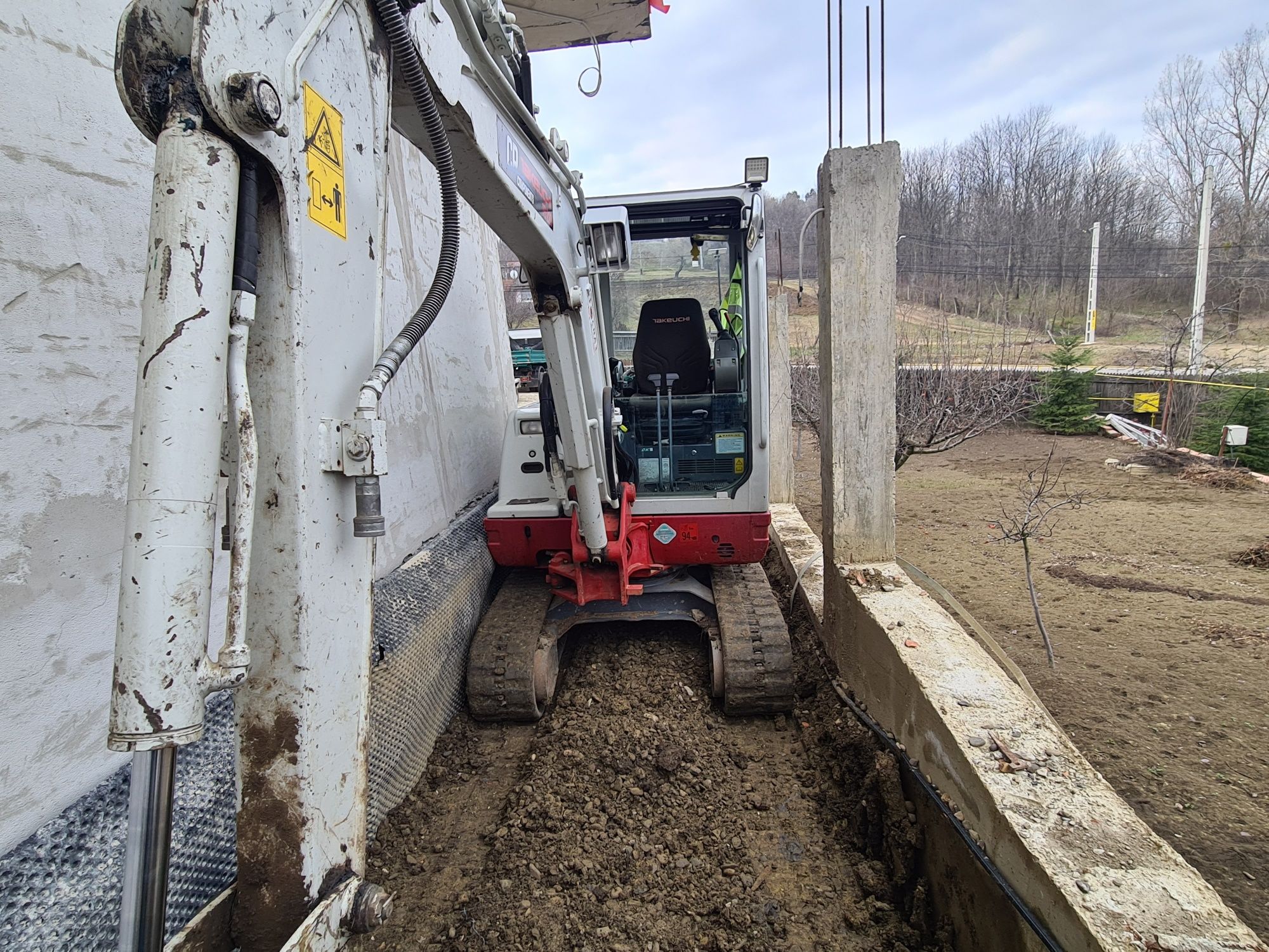 Miniexcavator miniîncarcator bobcat cilindru compactor piatra drumuri