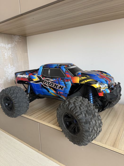 De vanzare Traxxas Xmaxx 8S + 2 acumulatori 4s traxxas