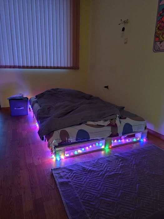 Пружинен матрак от JYSK с палети