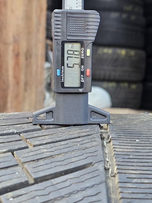 Vând  o  anvelopa de iarna michelin 315  35 20  dot 3317