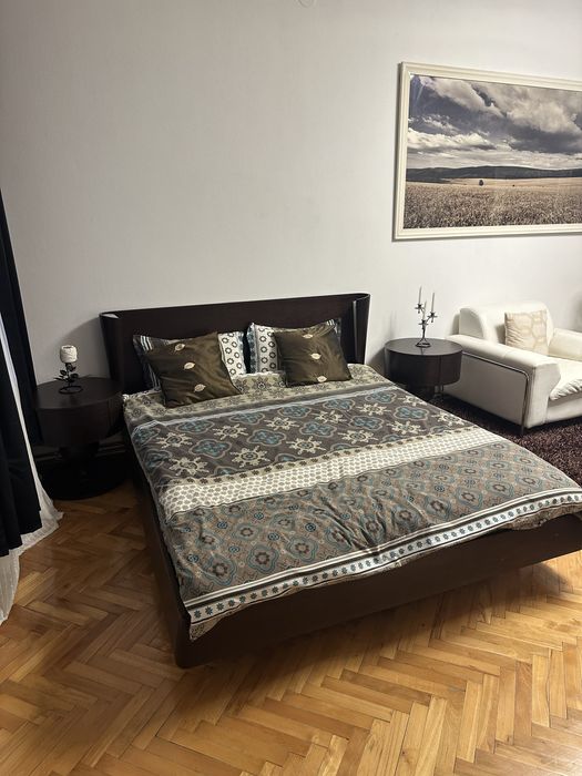 Pat cu noptiere din lemn masiv si leduri