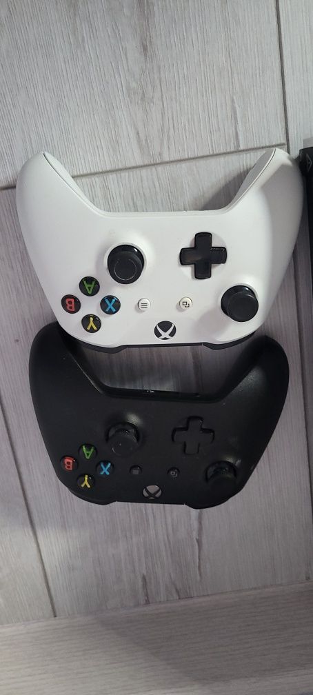 Продам x-box one с играми и джойстиками