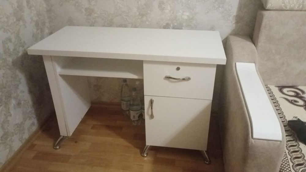 Маникюрный стол и педикюрное кресло