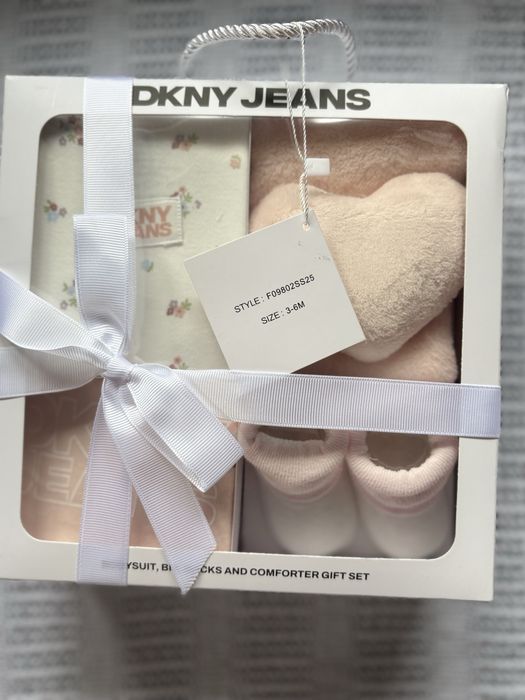 Бебешки подаръчни комплекти DKNY