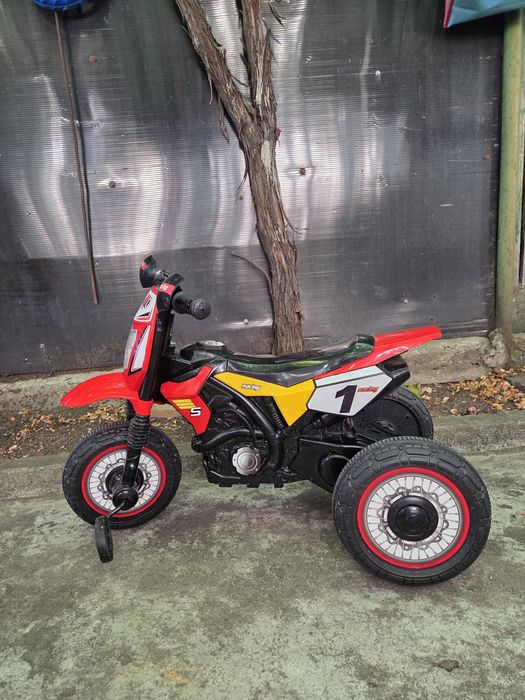 Tricicleta cu pedale, sunete si lumini