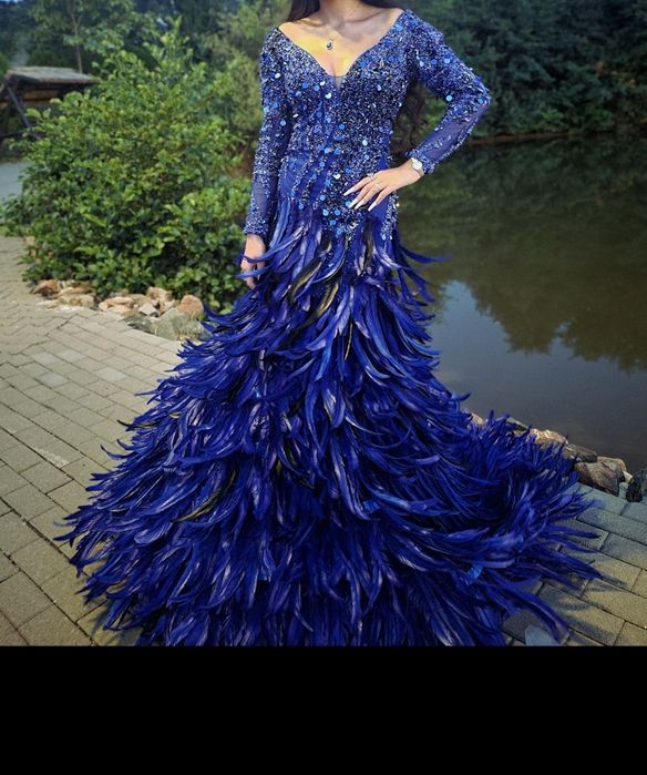 Rochie cu pene extravaganta de închiriat 450 RON sau achiziționat