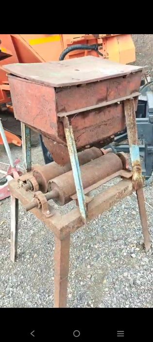 Зернодробилка в хорошем состоянии.