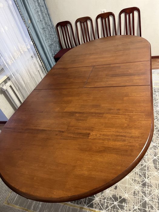 Стол и стулья для гостиной