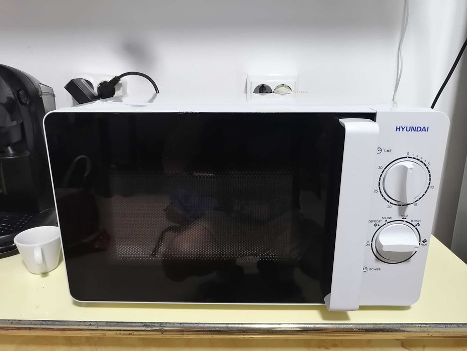 Vând urgent cuptor cu microunde