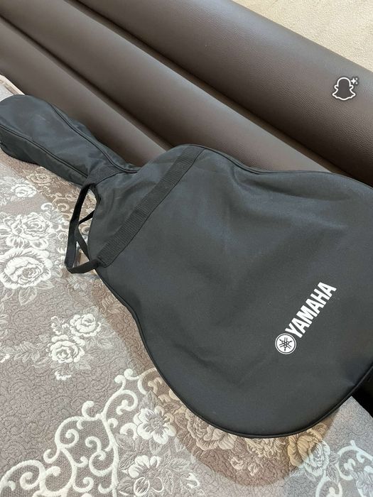 Chitară acustică Yamaha – Nouă, folosită doar de 2 ori!