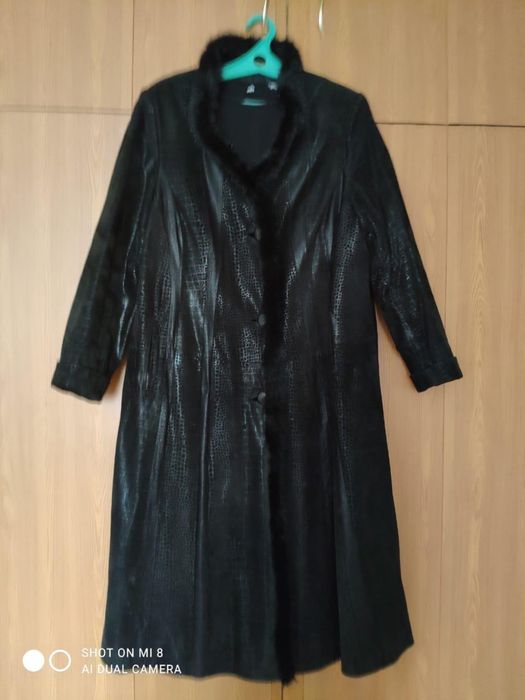 Продам кожанное пальто на синтепоне.