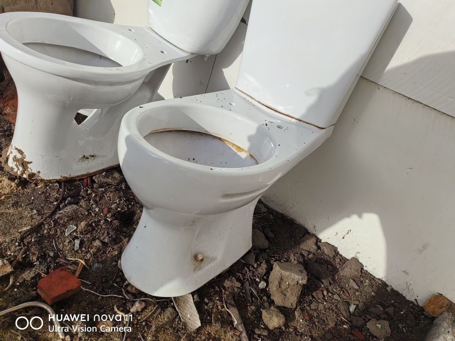 Унитазы фарфор 2 шт