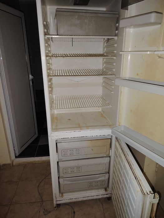 Подарява стар хладилник