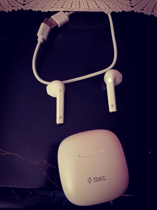 Продавам смартфон Самсунг Galaxi A14   в комплект с безжични слушалки