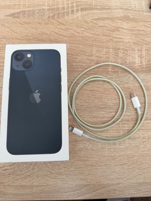 Продавам Айфон 13 128GB Тъмно син