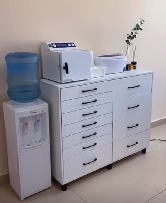 Продам комод, маникюрный стол, зеркало б/у в отличном состоянии .