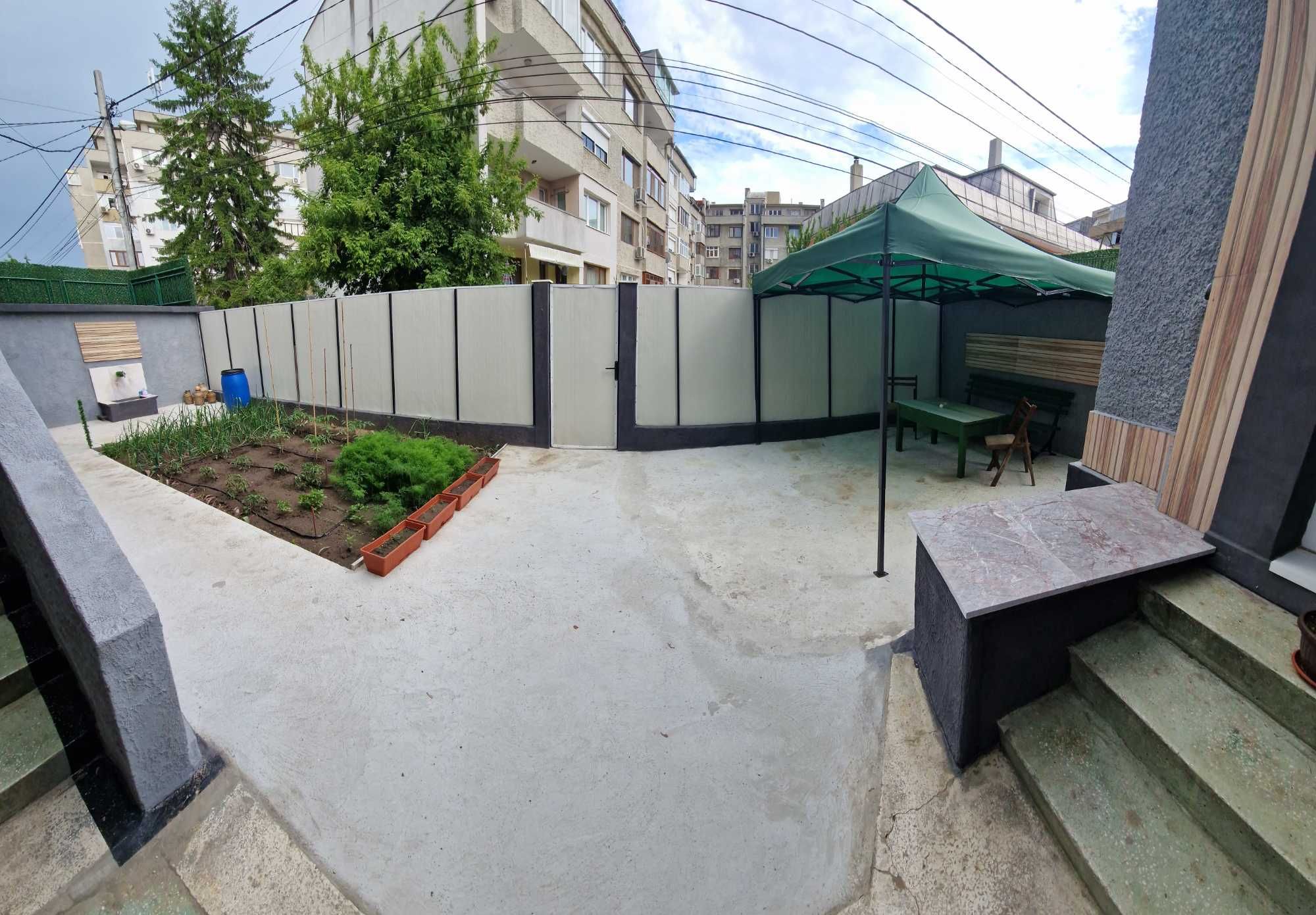 Продавам къща  идеален център