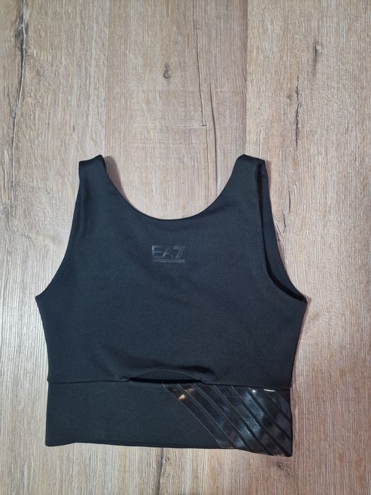 Кроп - топ EA7, оформящ силуета
