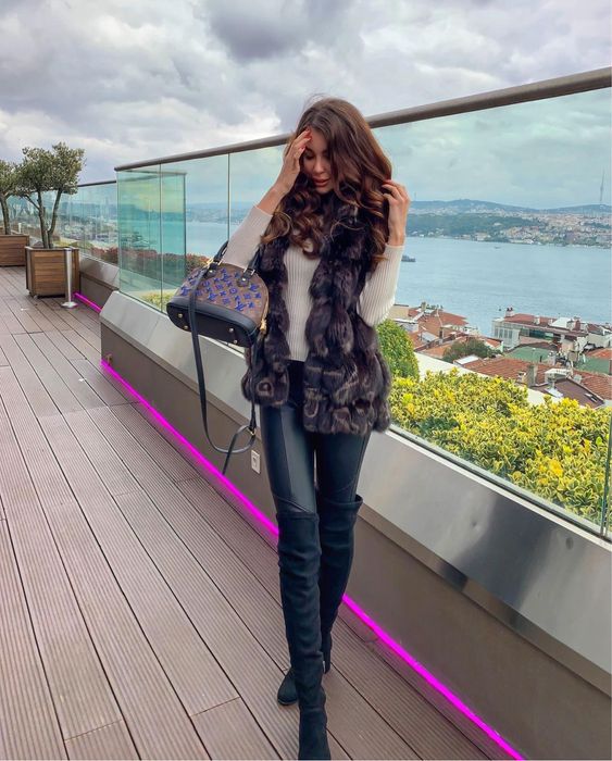 PINKO vestă blanita naturala de la 1800 lei la 1200 lei