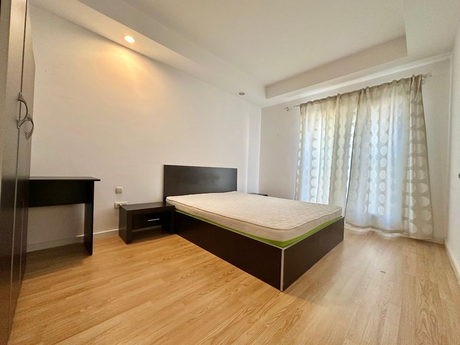 Vand dormitor complet pat saltea noptiere dulapuri birou