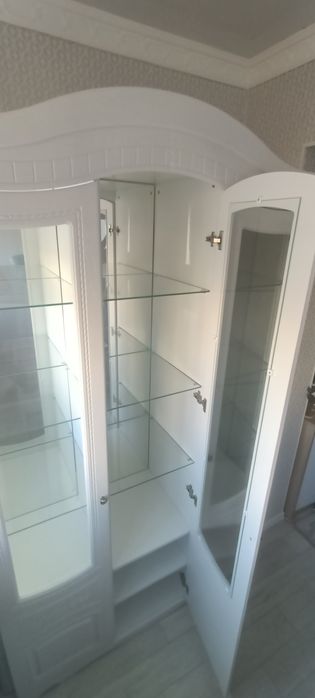Сервант  для посуды можно в зал или на кухню