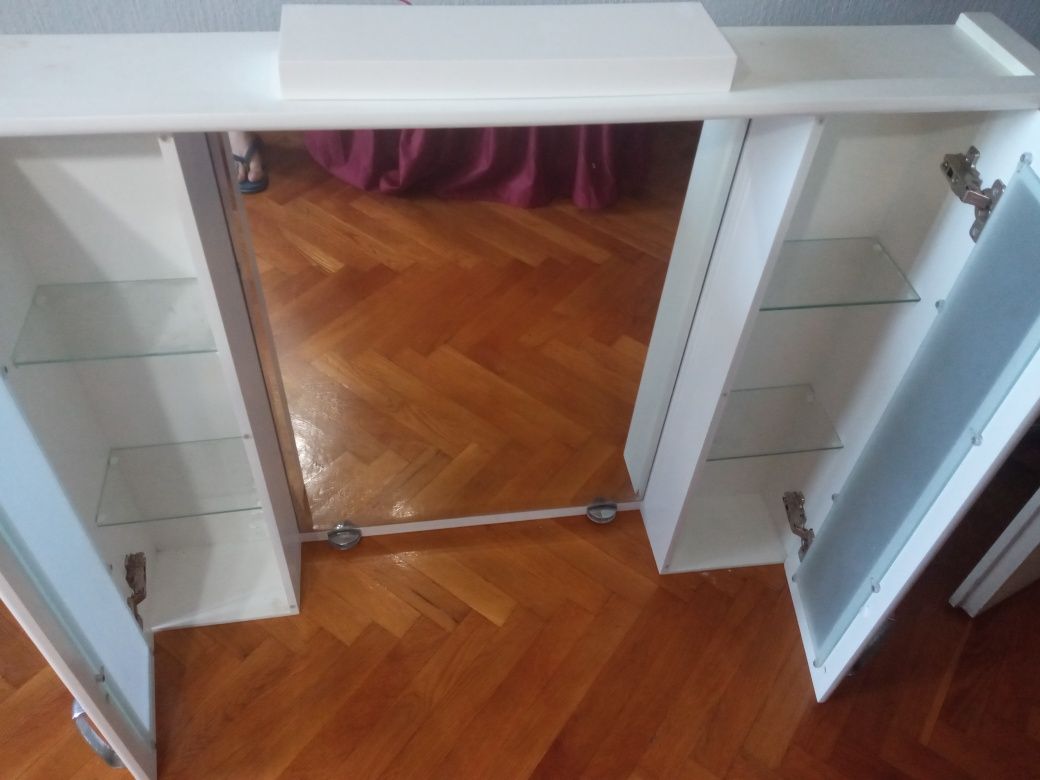 Продавам шкаф за баня