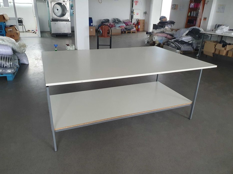 Работни маси с метална рамка