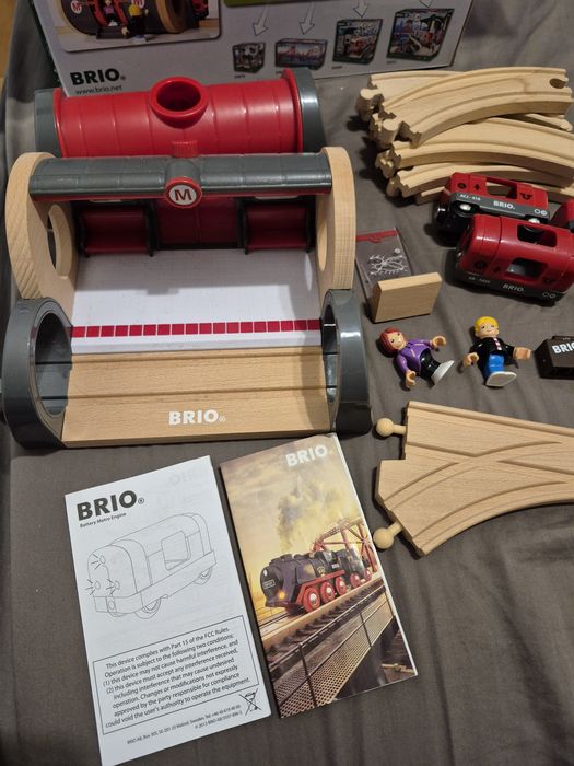 Влак с дървени релси и аксесоари Metro BRIO