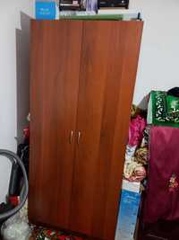 Деревяный шкаф Шкаф- высота 2 метра,  ширина 1 метр,  толщина 0,5 метр