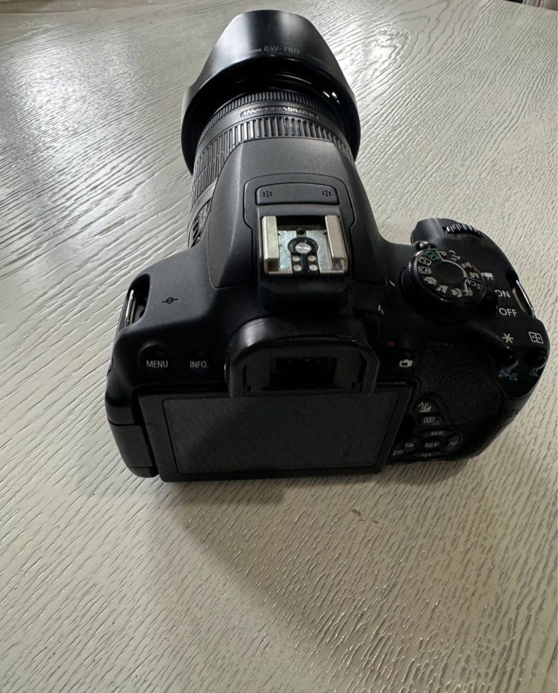Canon 700D EOS фотоаппарат в хорошем состоянии
