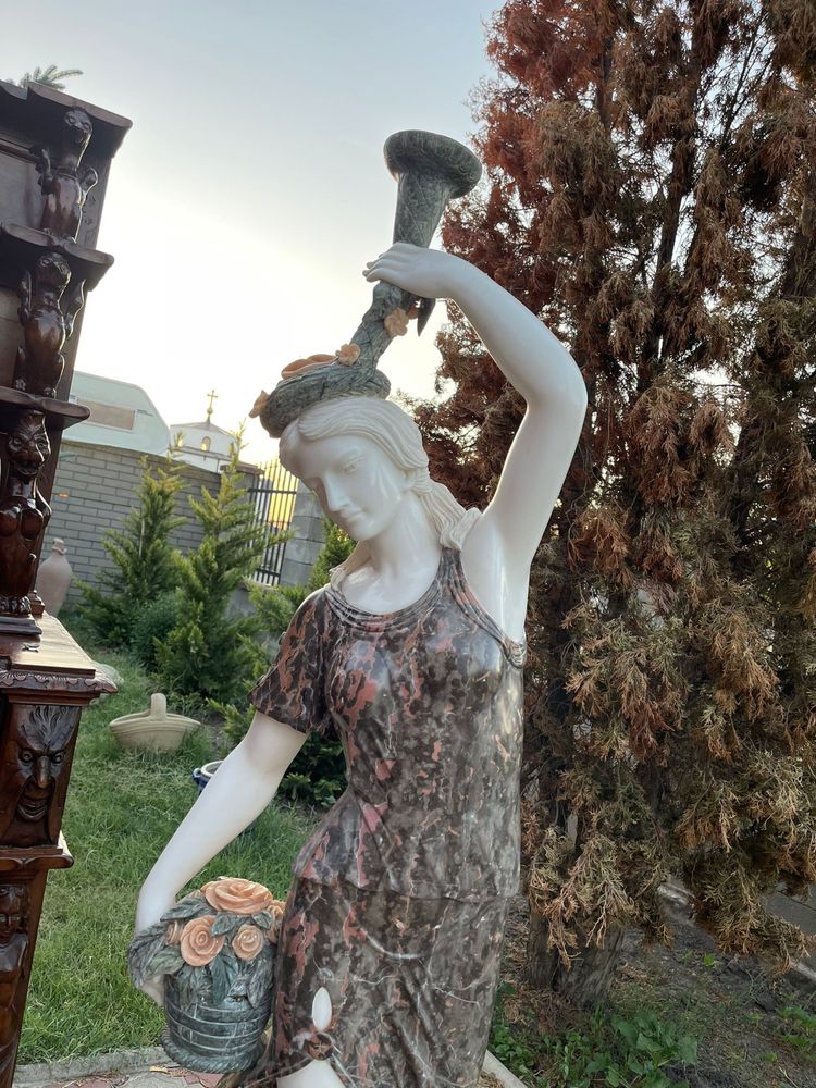 Doua statuete deosebite din marmura