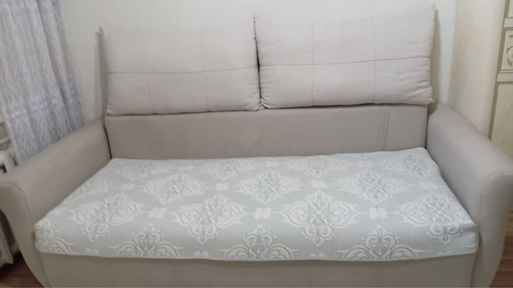 диван.                  .