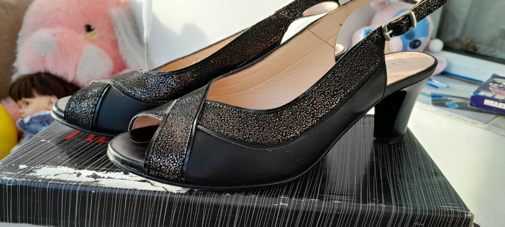 Продам новые кожаные босоножки