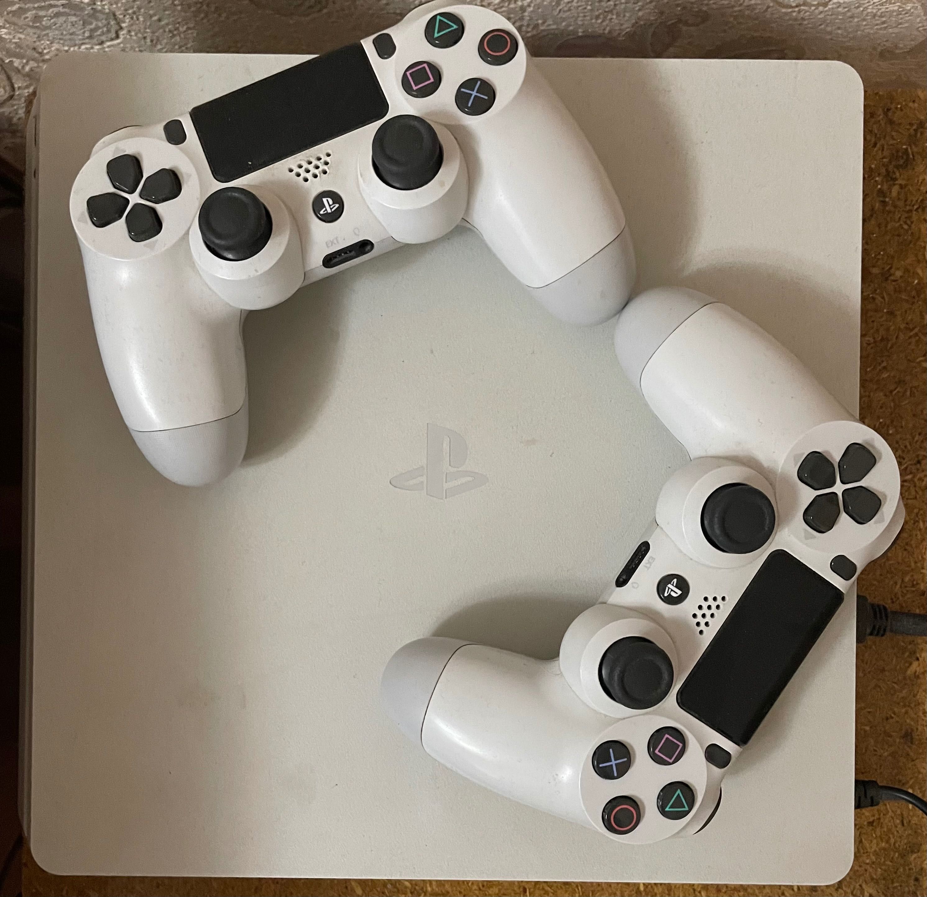 Белый Sony PlayStation 4 в идеальном состоянии + 2 диска в подарок