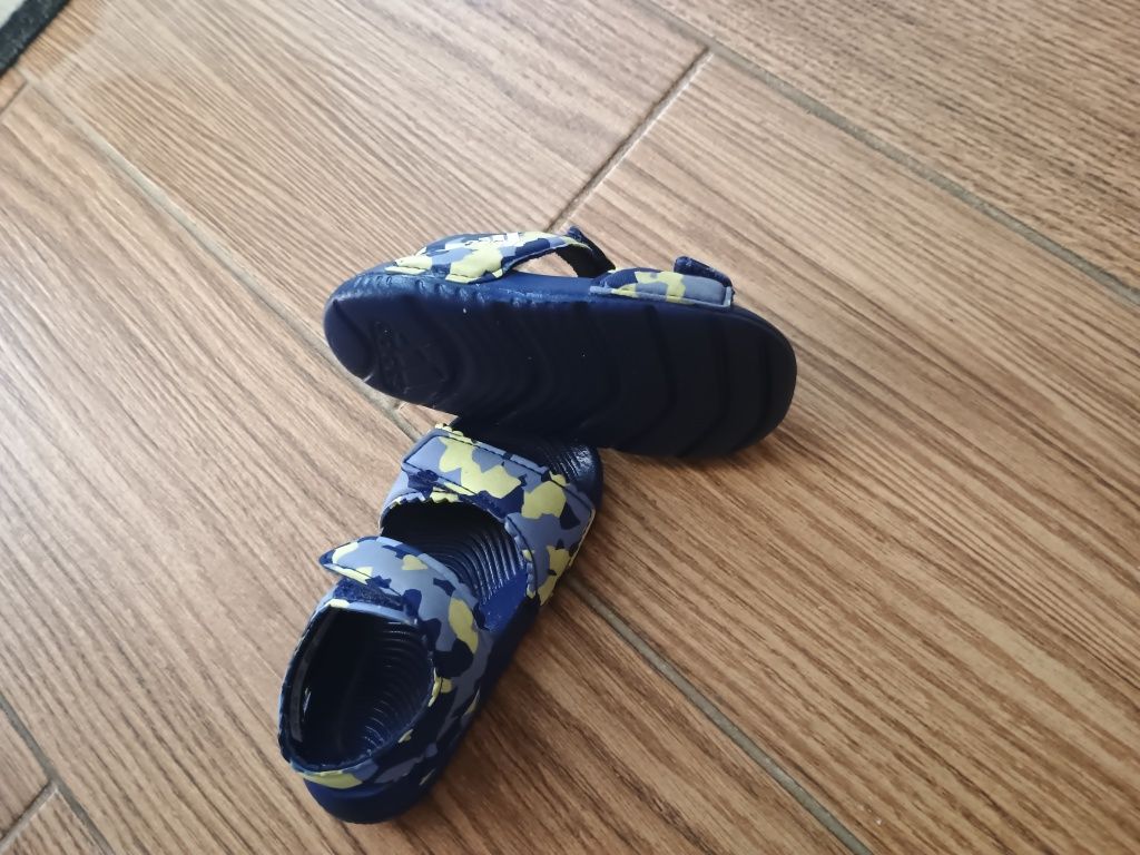 Vând sandale adidas copii 22