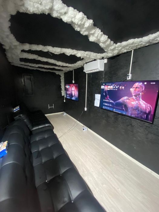 Продам пс5 слим 1тб :2 джойстика , станция для зарядки , 4 диска