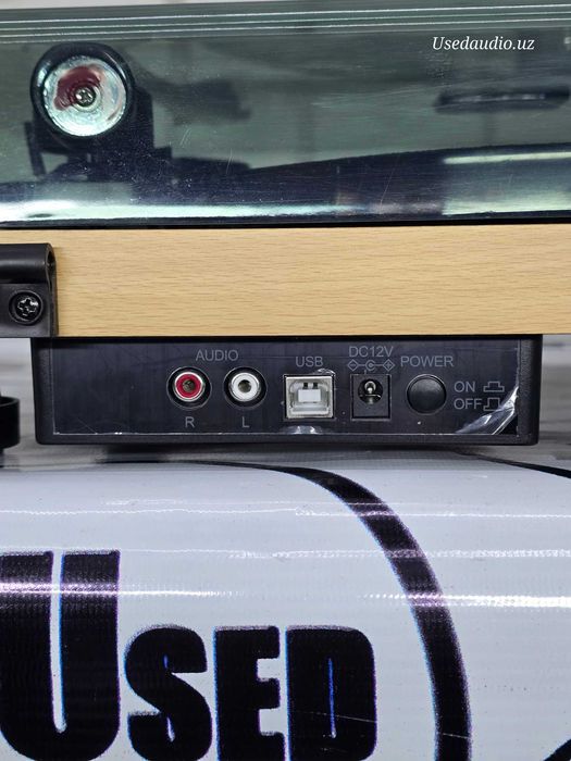 Виниловый проигрыватель Lenco L-30.